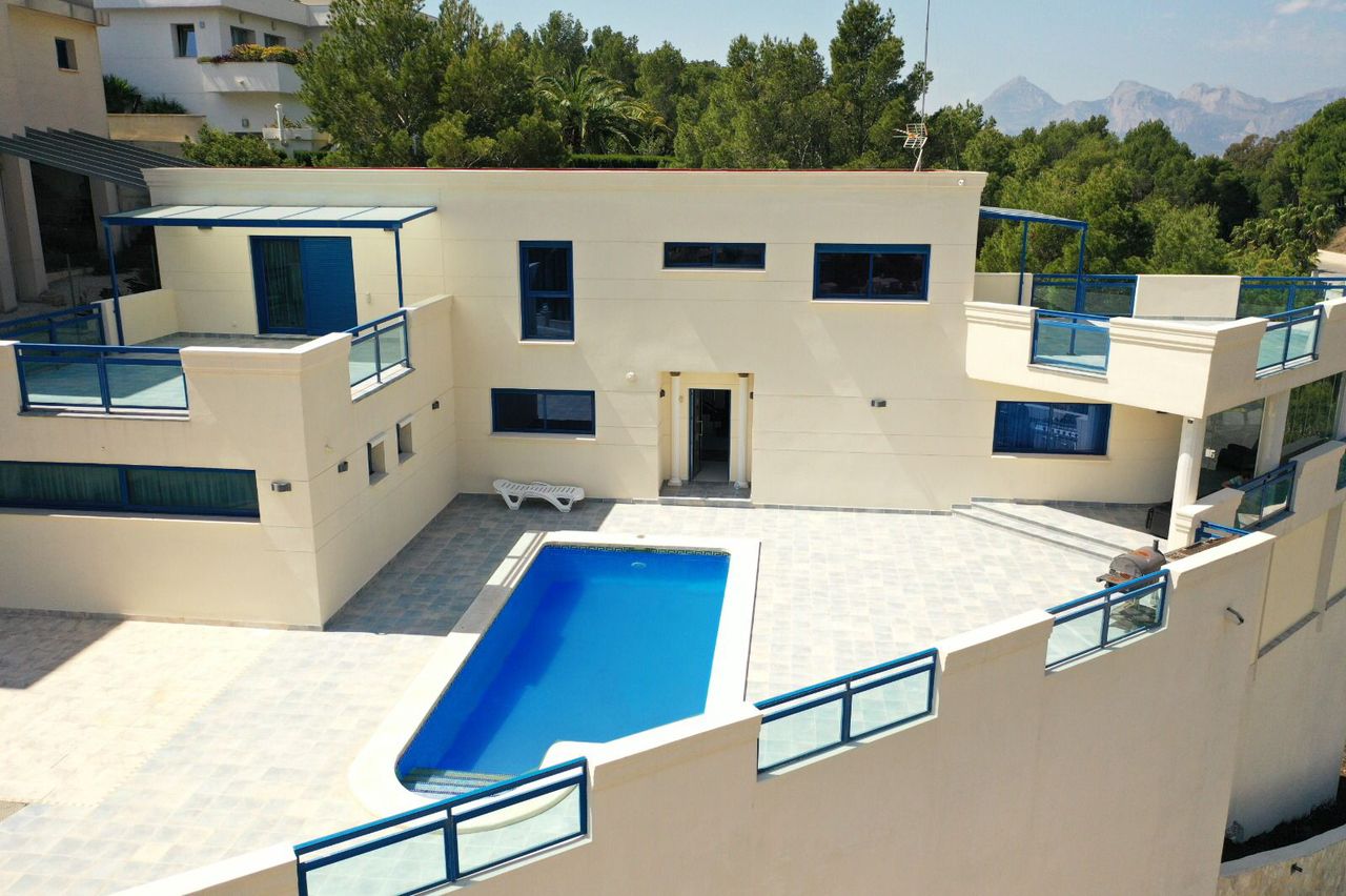 5-bedroom villa with pool in Alicante, Spain – Photo 2