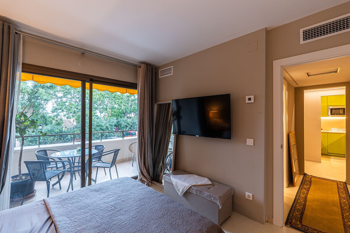 1 Bedroom Apartment in Estepona - Photo 17