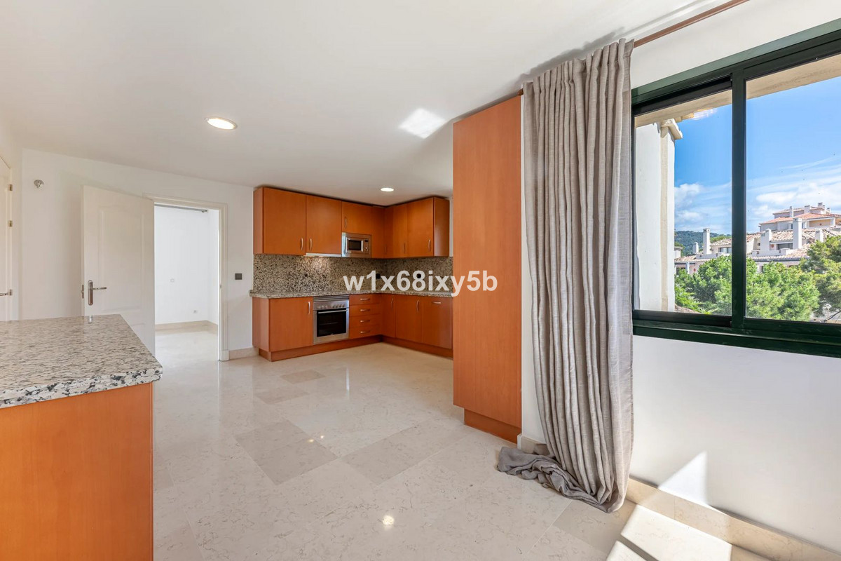 3 Bedroom Penthouse in Benahavís - Photo 16