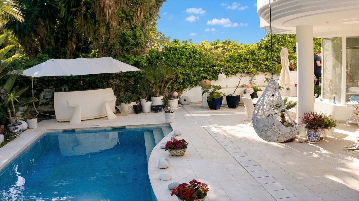 4 Bedroom Villa in Estepona - Photo 3