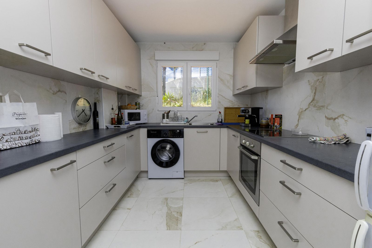 3 Bedroom Townhouse in Marbella - Photo 5