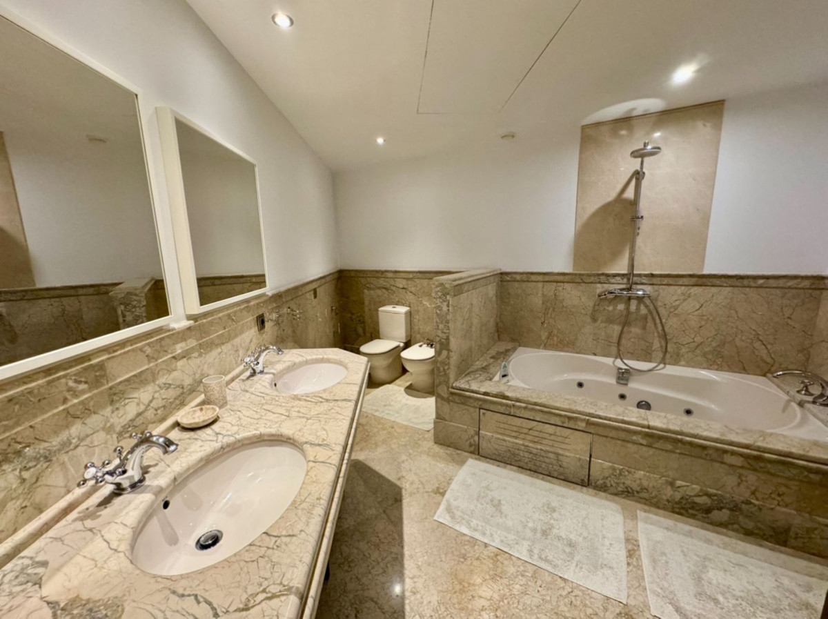 3 Bedroom Apartment in San Pedro de Alcántara - Photo 20