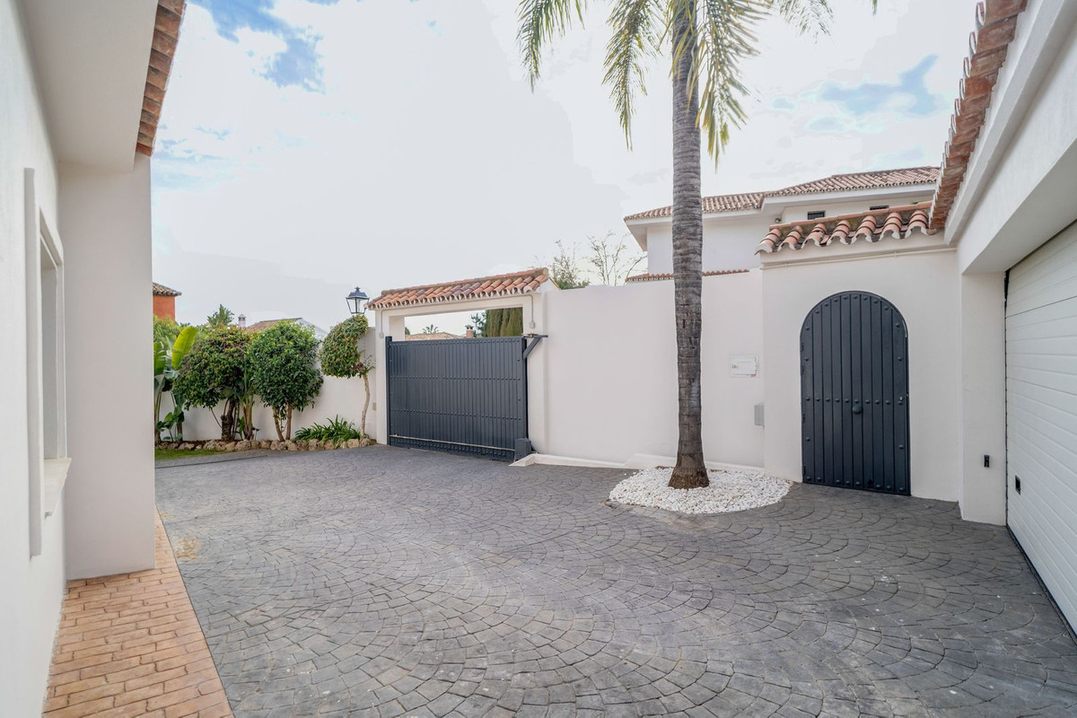 6 Bedroom Villa in Marbella - Photo 42