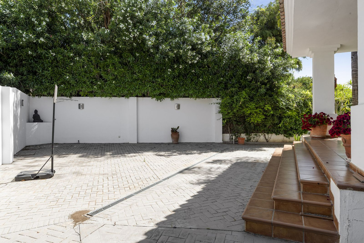 6 Bedroom Villa in Estepona - Photo 48