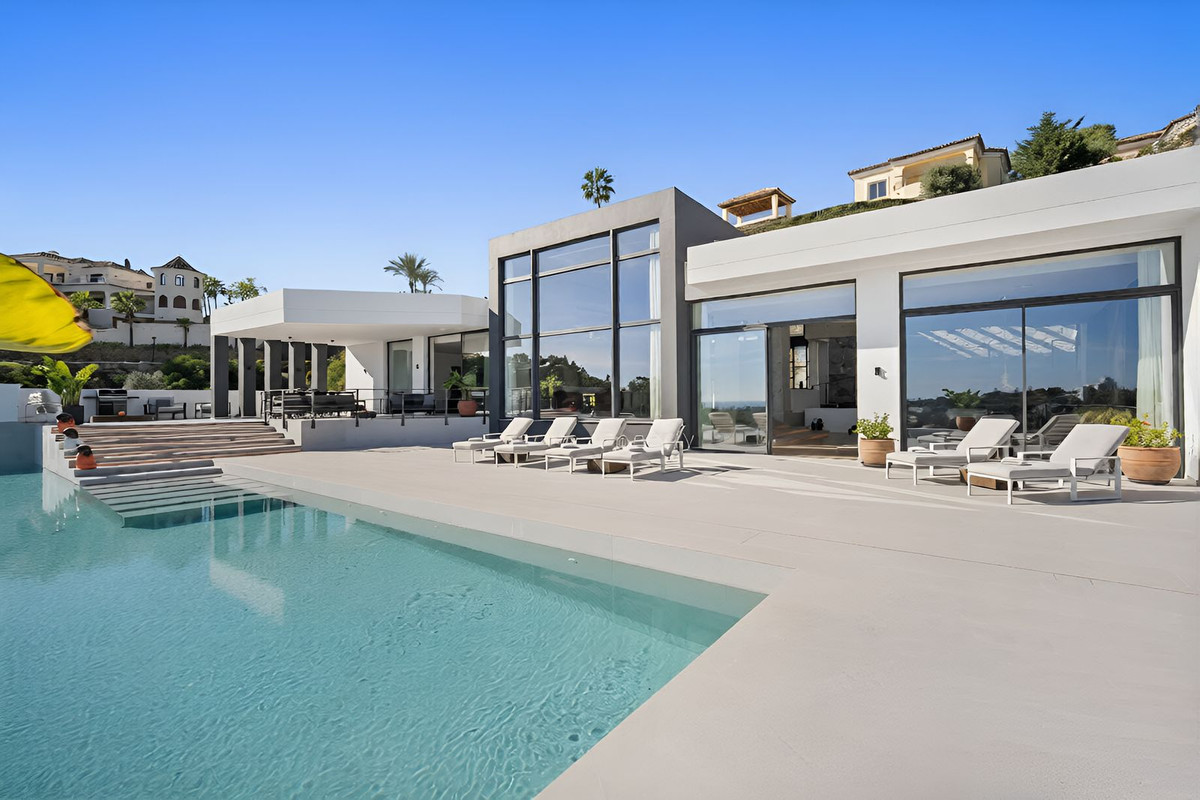 6 Bedroom Villa in Estepona - Photo 3