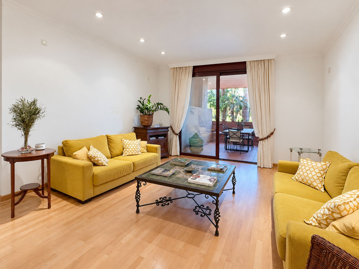 4 Bedroom Apartment in Estepona - Photo 7