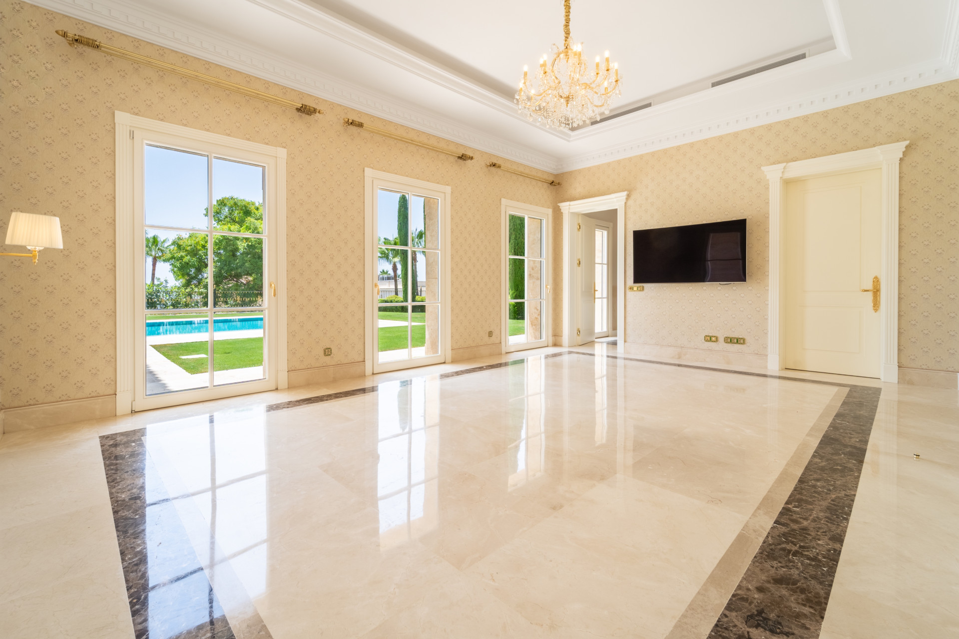 10 Bedroom Villa in Marbella - Photo 6
