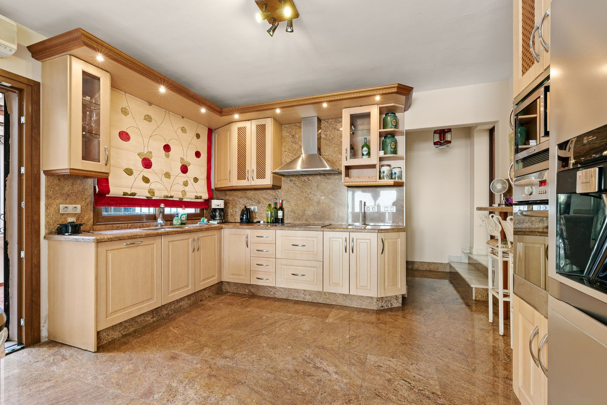 4 Bedroom Villa in Estepona - Photo 7