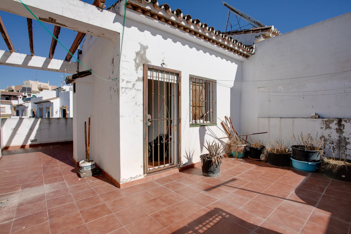 4 Bedroom Townhouse in Estepona - Photo 3