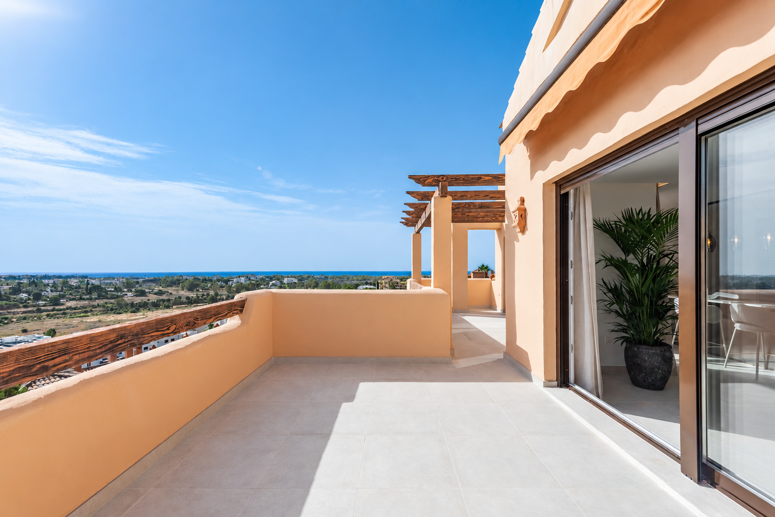 2 Bedroom Penthouse in Benahavís - Photo 2