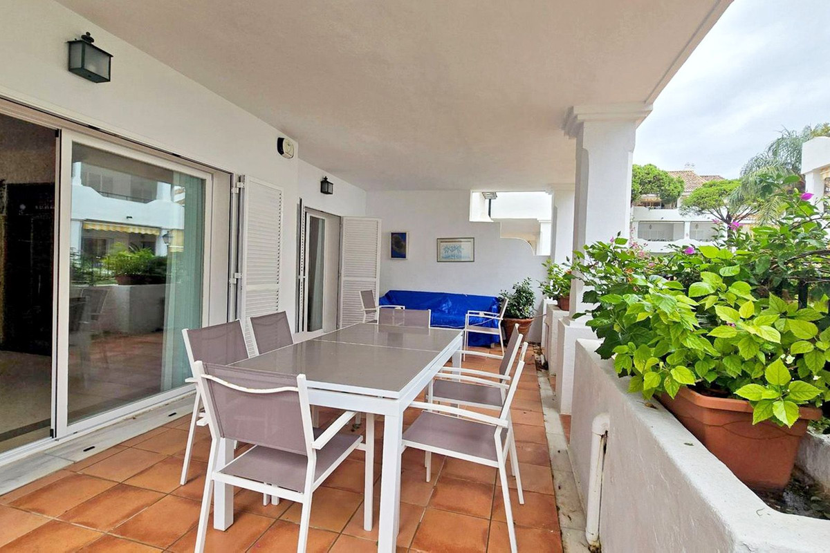 2 Bedroom Apartment in Estepona - Photo 6