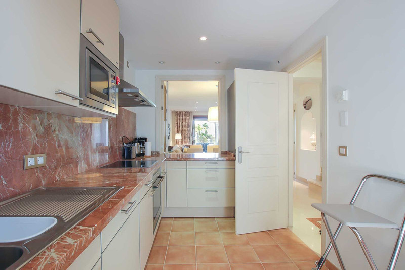 3 Bedroom Townhouse in Benahavís - Photo 8