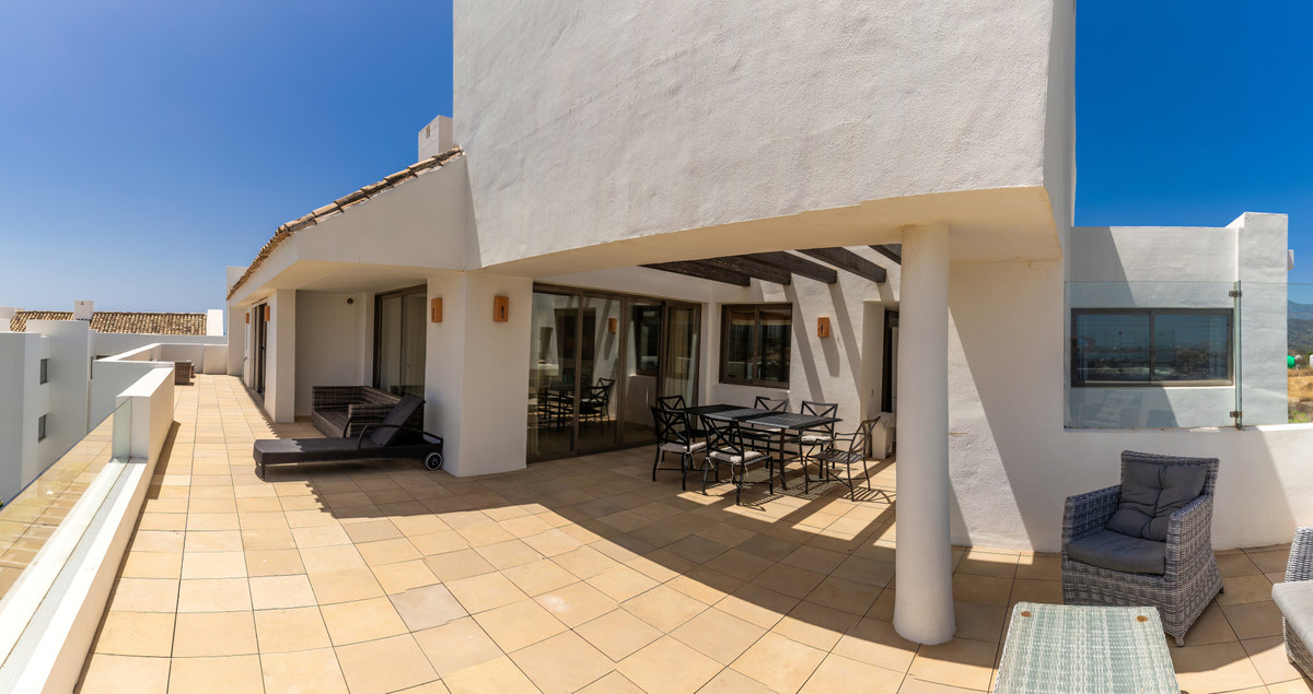 3 Bedroom Penthouse in Benahavís - Photo 15