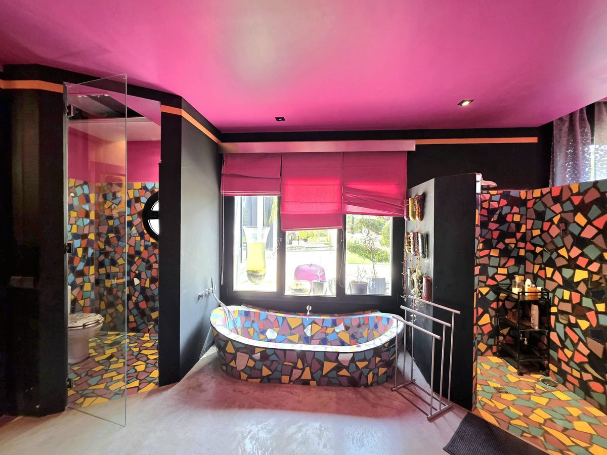 5 Bedroom Villa in Estepona - Photo 33