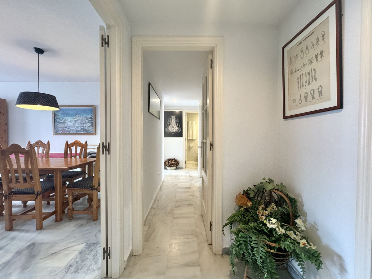 3 Bedroom Apartment in Estepona - Photo 8