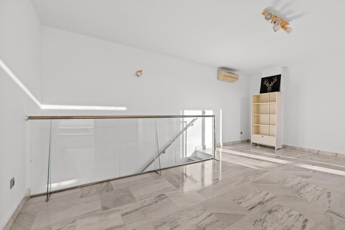 3 Bedroom Penthouse in Benahavís - Photo 11