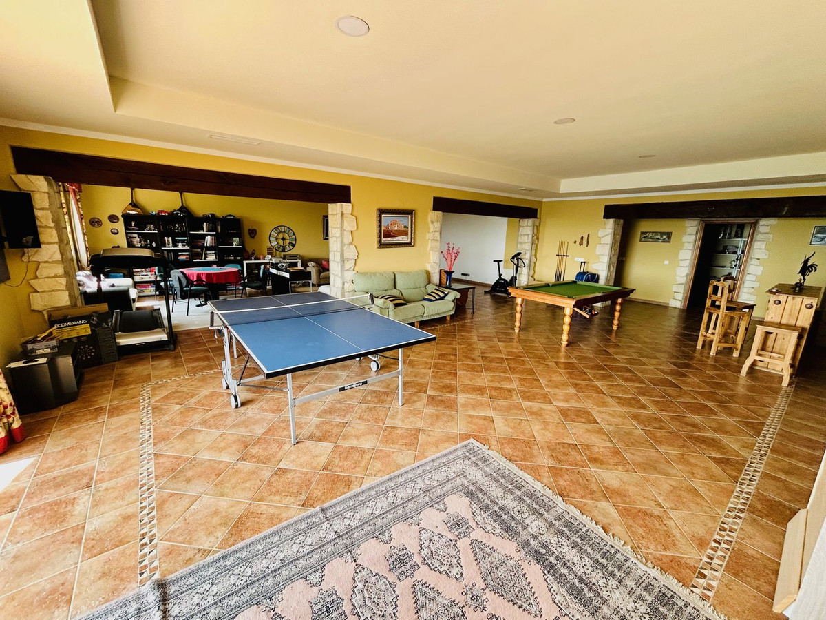 7 Bedroom Villa in Estepona - Photo 34