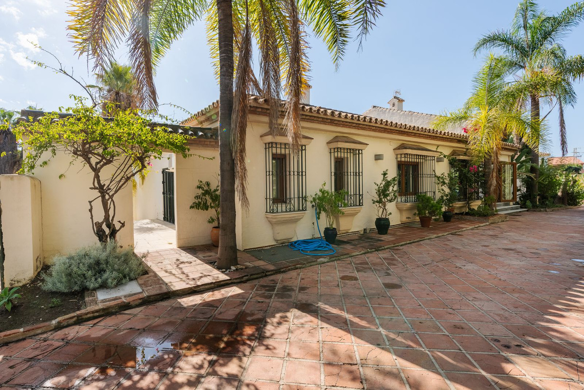 4 Bedroom Villa in Estepona - Photo 3