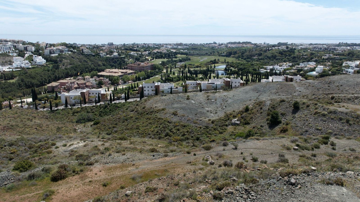 2,400 m² Plot in Benahavís - Photo 4