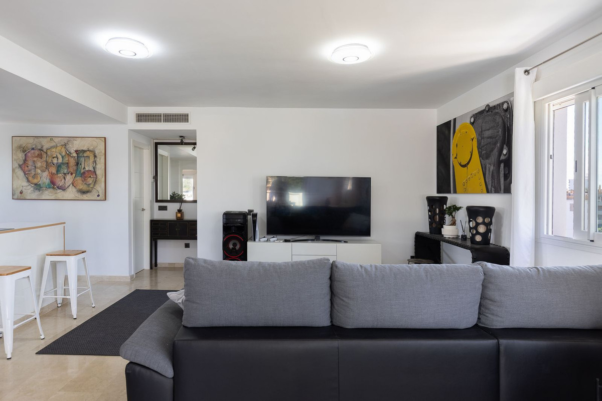 2 Bedroom Apartment in Torremolinos - Photo 5
