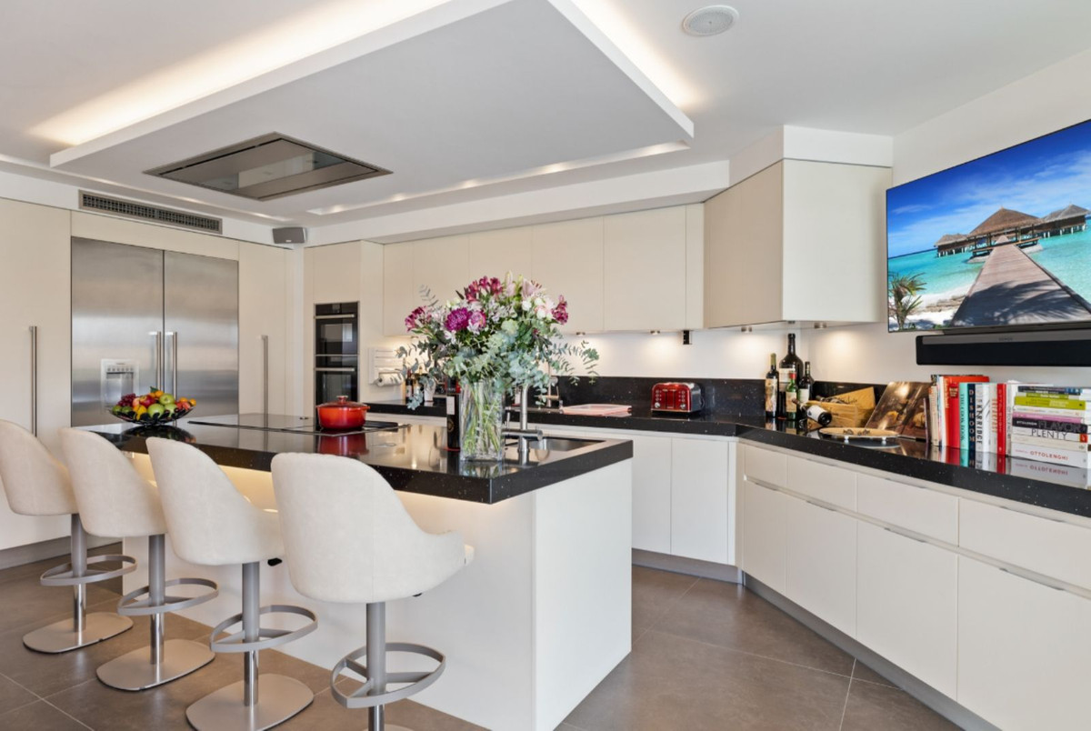 6 Bedroom Villa in Marbella - Photo 4