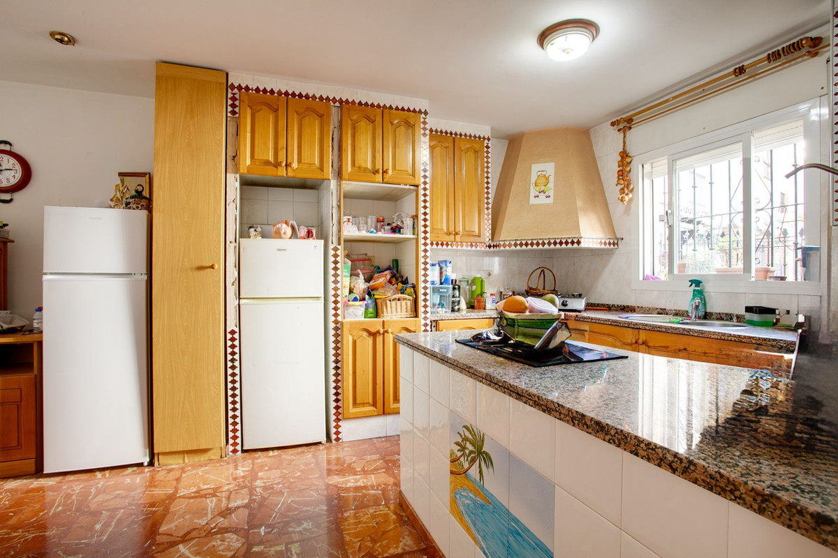 4 Bedroom Townhouse in Estepona - Photo 12
