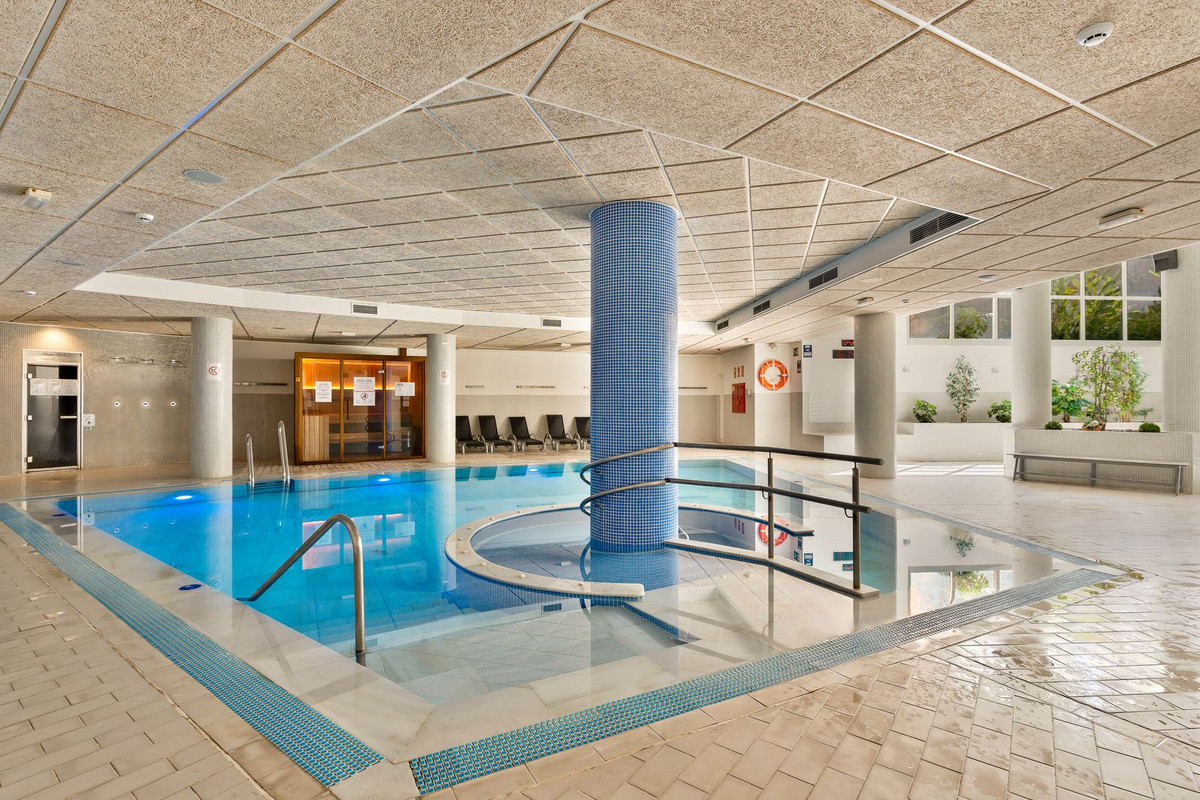 2 Bedroom Apartment in Estepona - Photo 20
