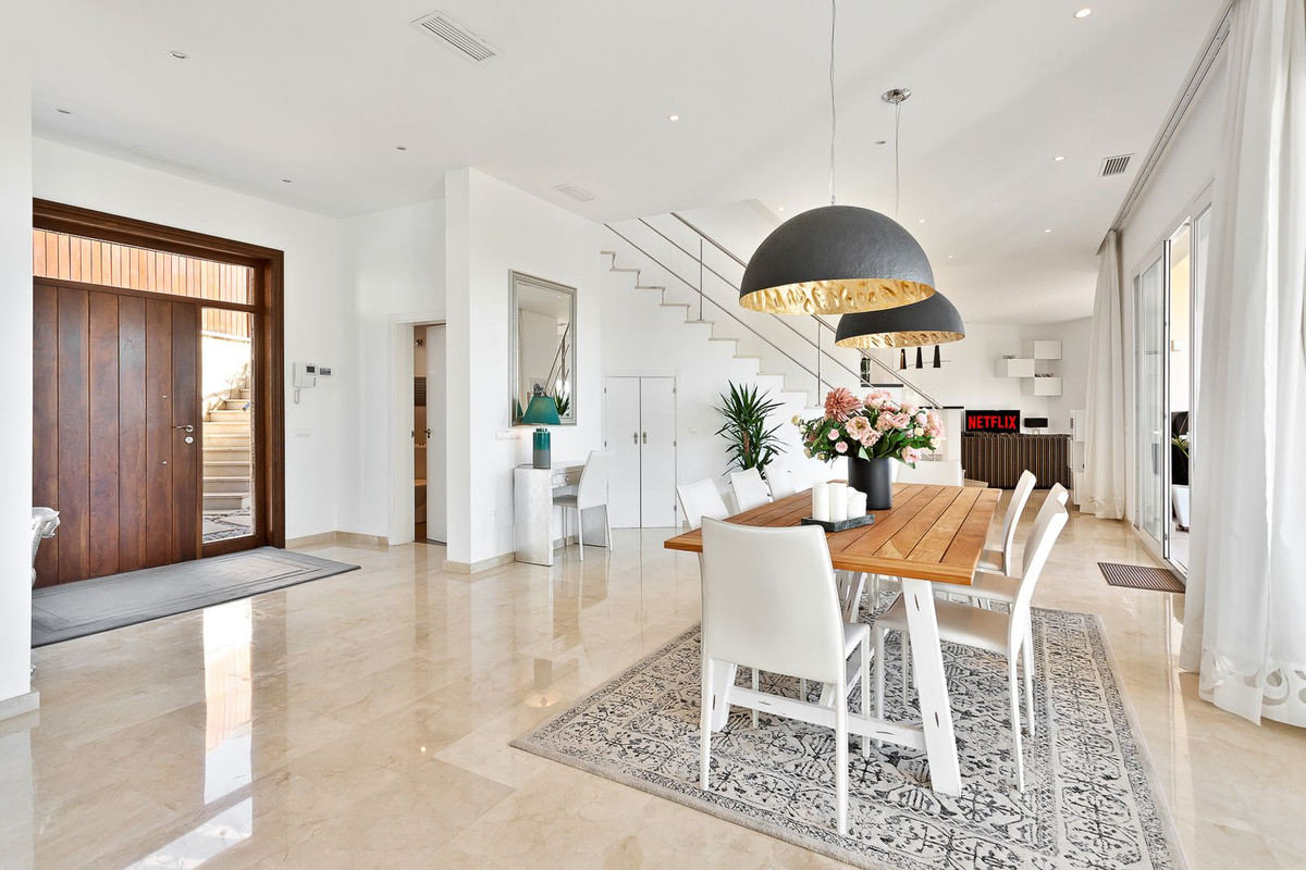 4 Bedroom Villa in Marbella - Photo 7