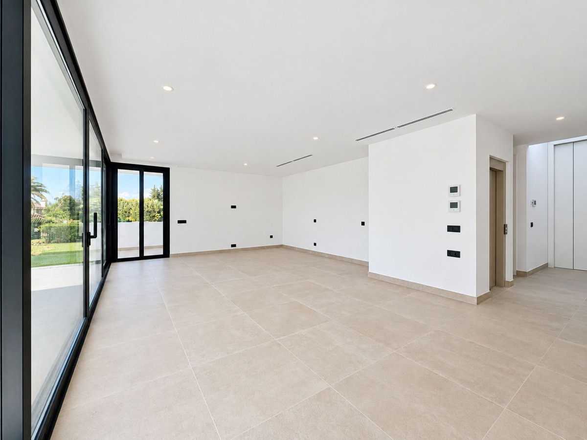 5 Bedroom Villa in Marbella - Photo 8