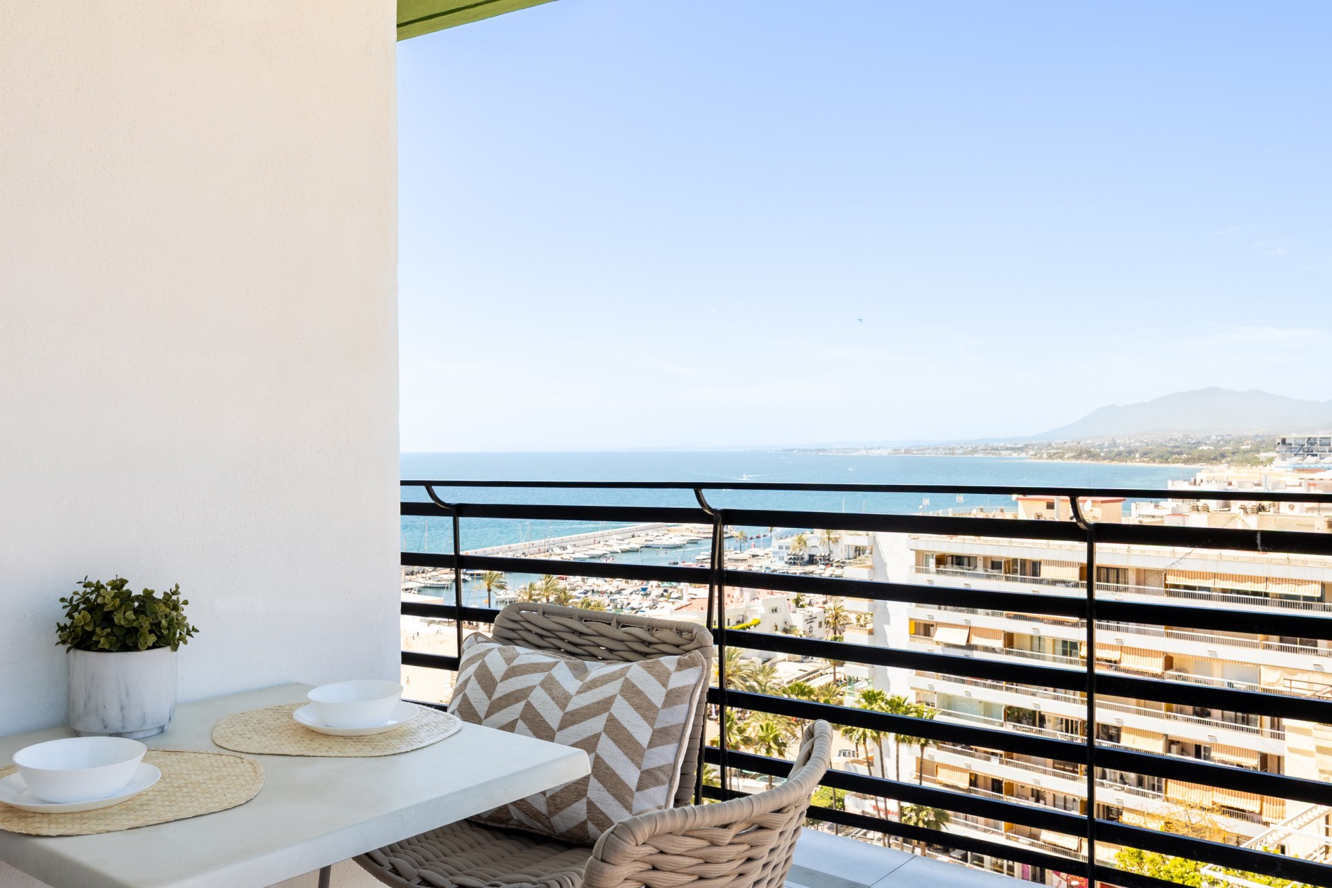 1 Bedroom Apartment in Marbella - Photo 2