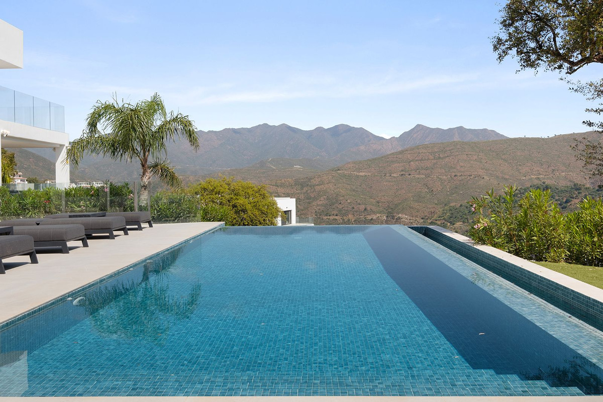 4 Bedroom Villa in Marbella - Photo 2