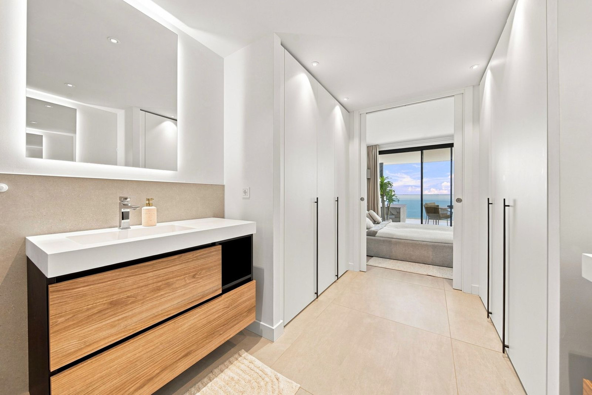 2 Bedroom Apartment in Fuengirola - Photo 11