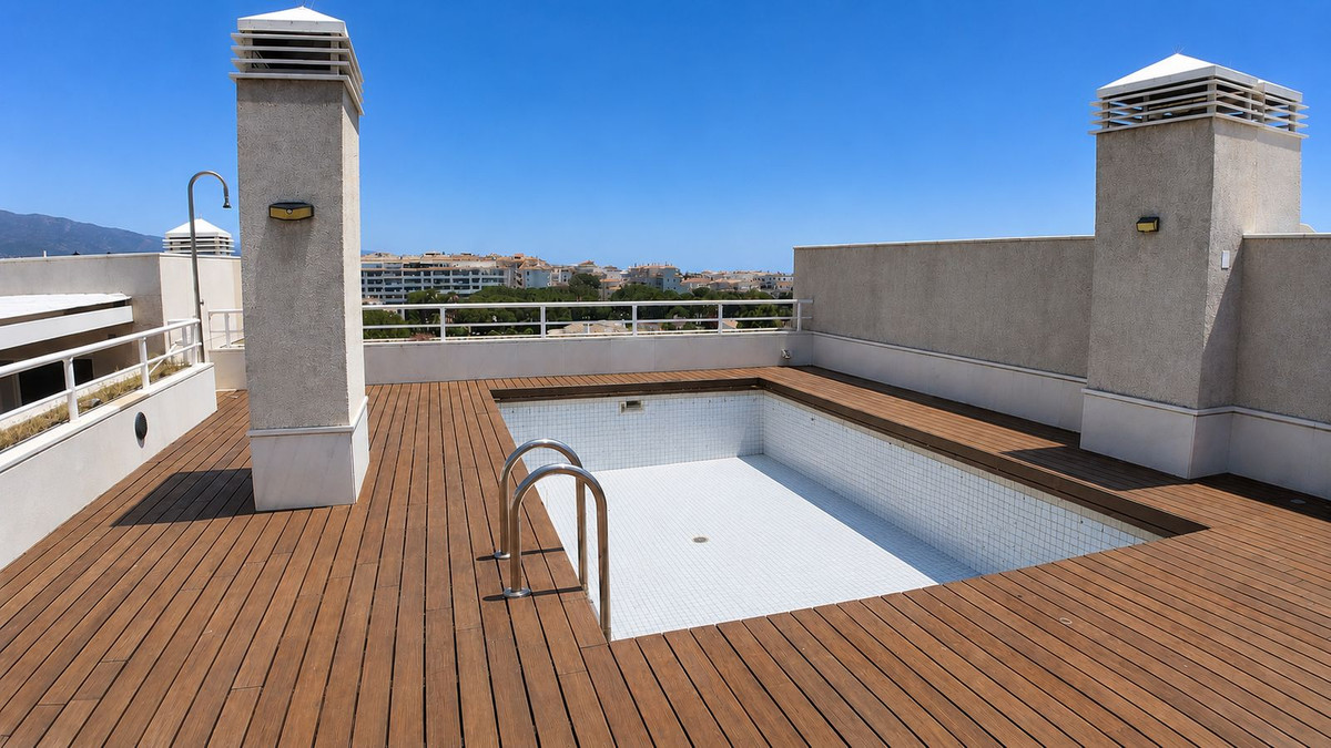 Piso de 4 dormitorios con piscina en Málaga – Foto 30