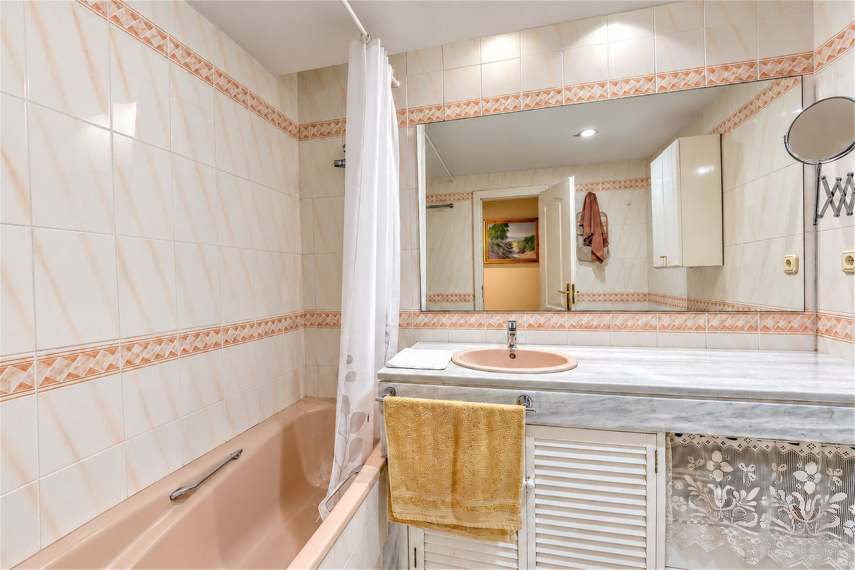 3 Bedroom Apartment in Marbella - Photo 20