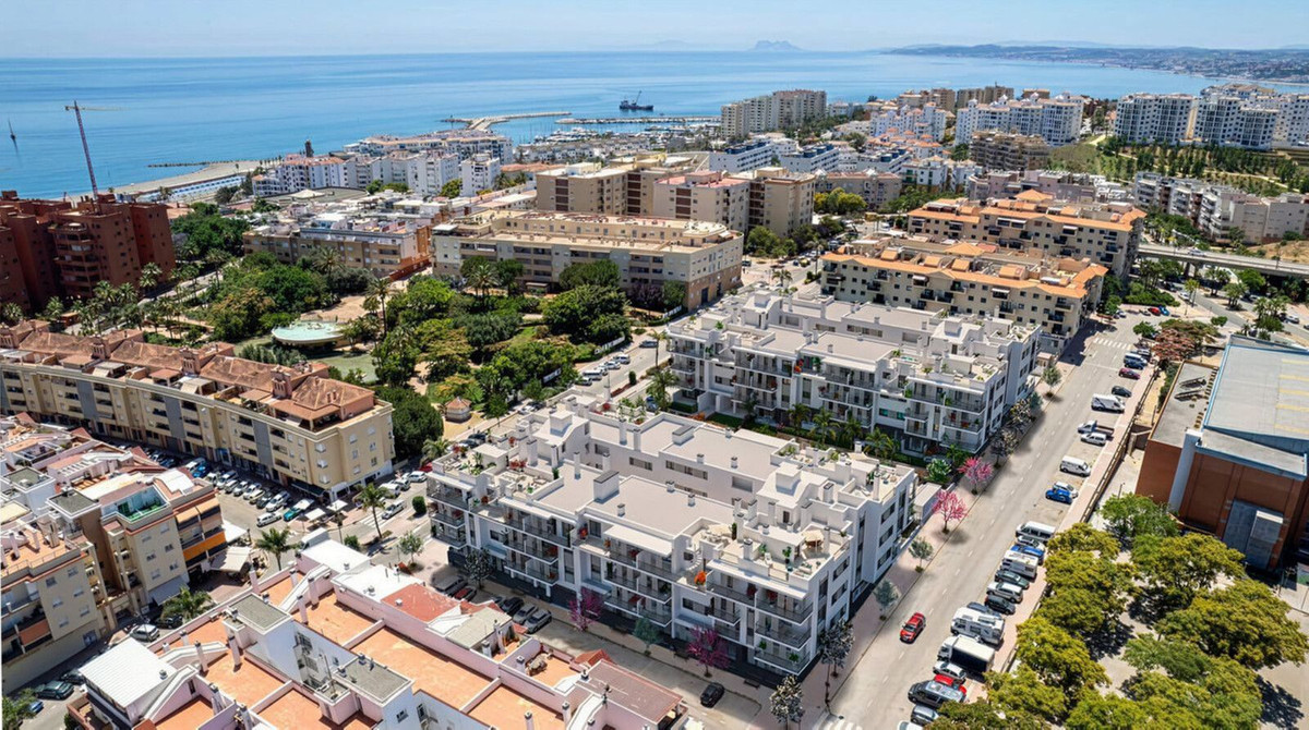 2 Bedroom Apartment in Estepona - Photo 2
