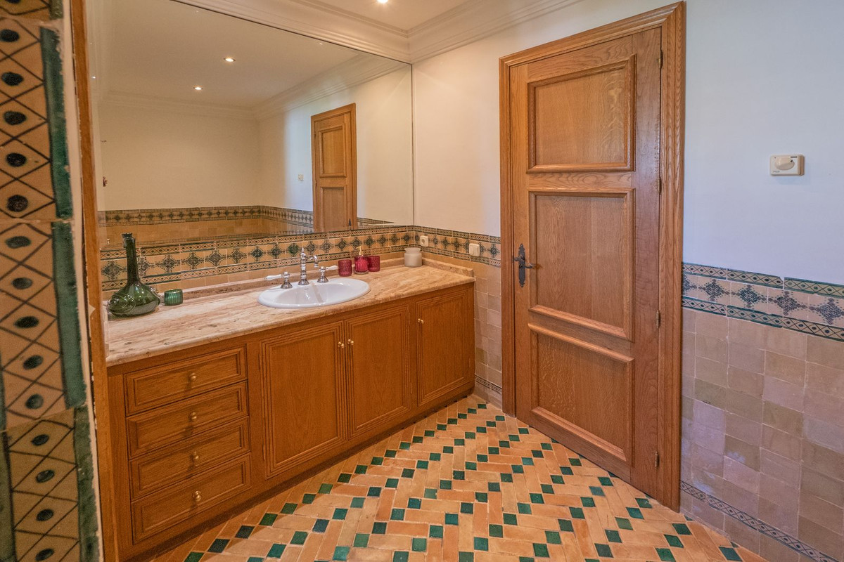 10 Bedroom Villa in Estepona - Photo 42