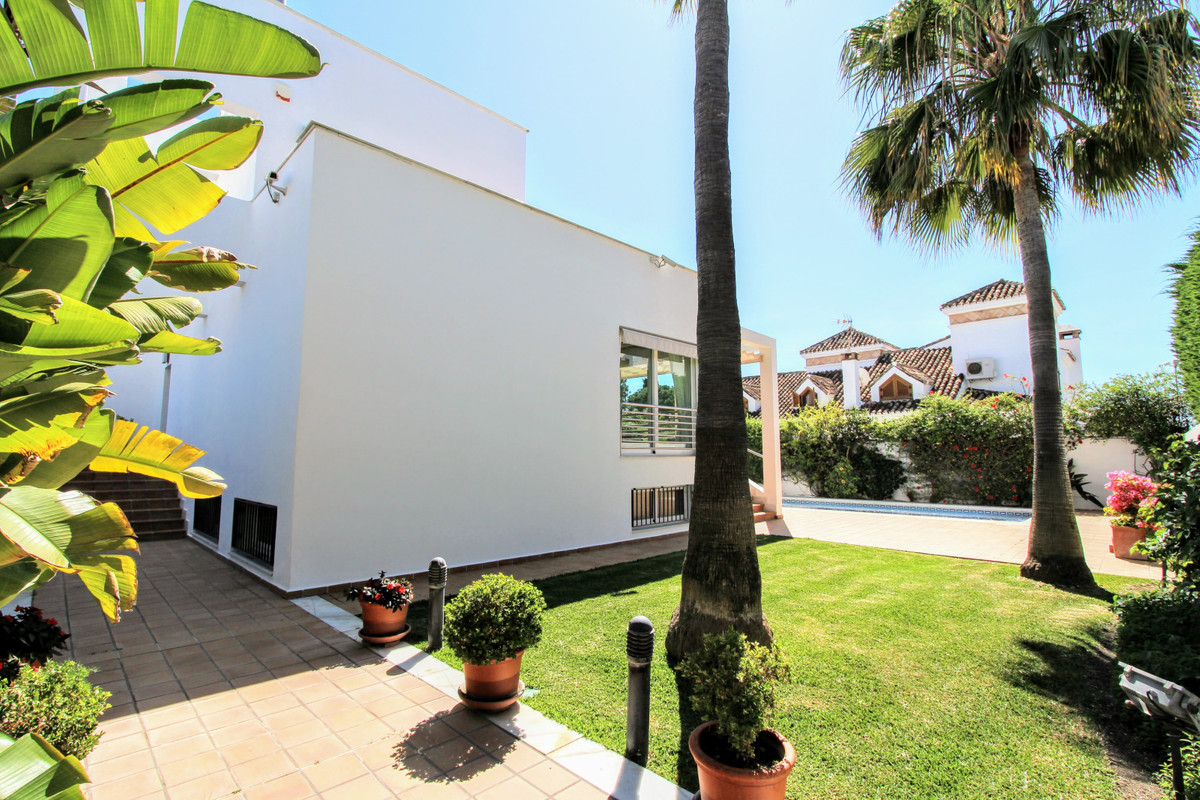 6 Bedroom Villa in San Pedro de Alcántara - Photo 25