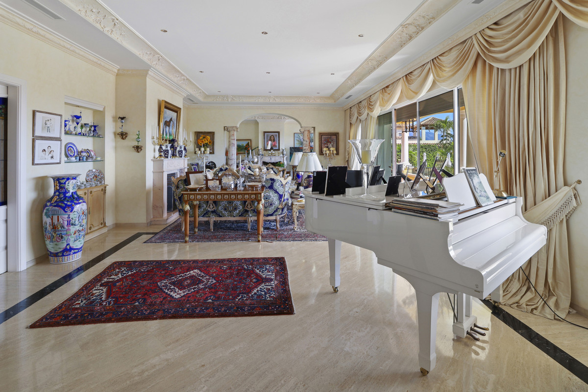 5 Bedroom Villa in Estepona - Photo 13