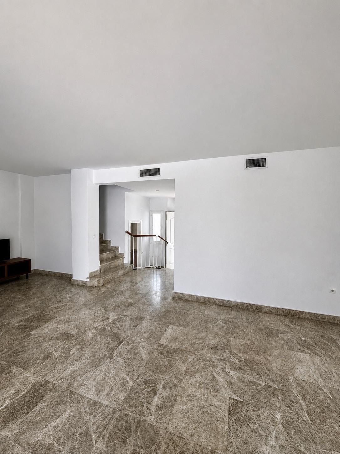 3 Bedroom Townhouse in Marbella - Photo 4