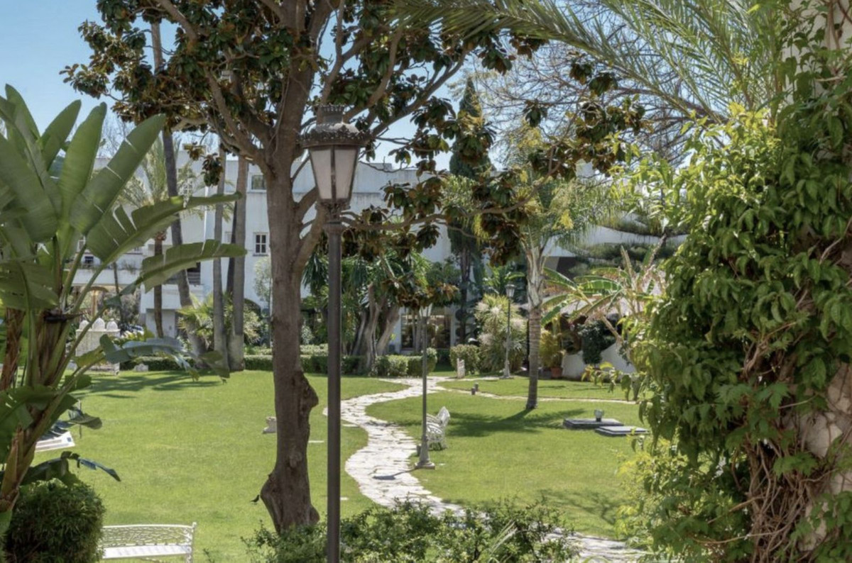 4 Bedroom Apartment in Marbella - Photo 32