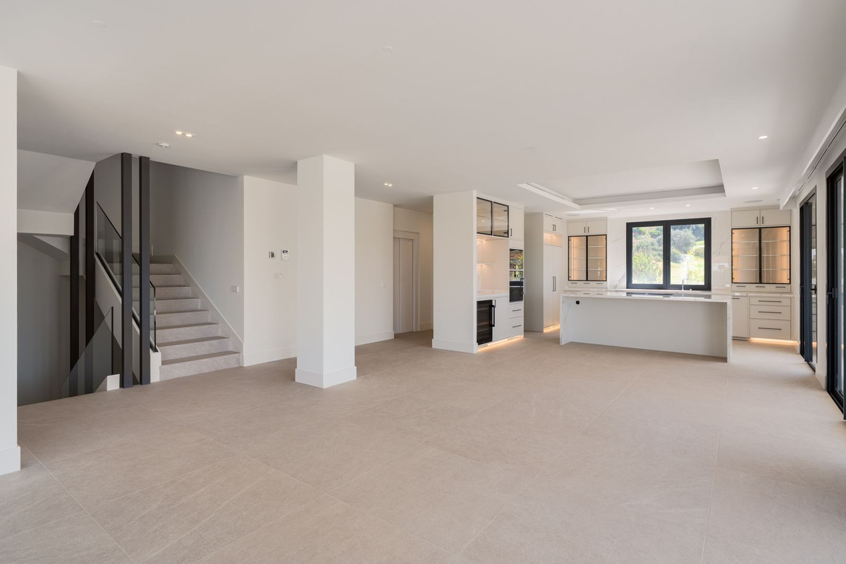 4 Bedroom Villa in Estepona - Photo 3