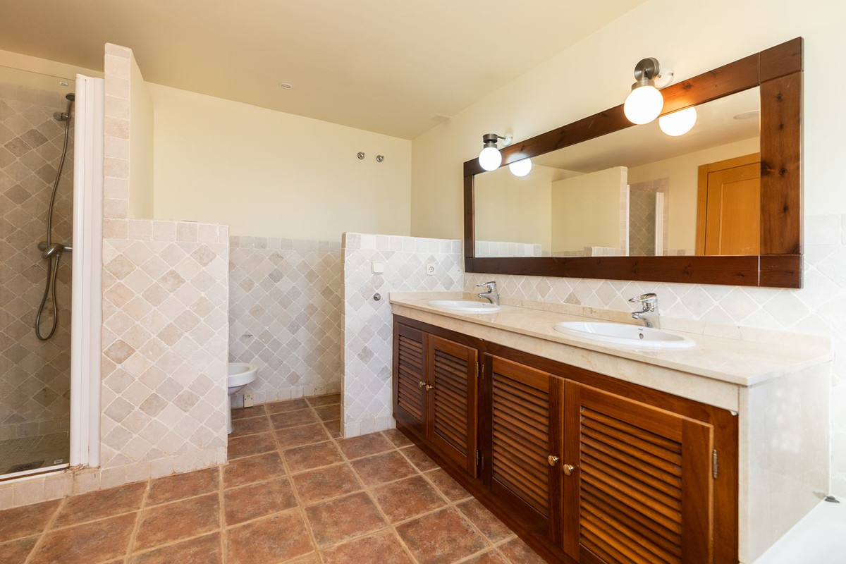 4 Bedroom Townhouse in Estepona - Photo 21