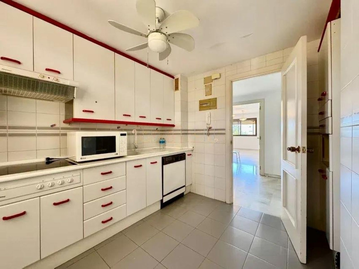 2 Bedroom Apartment in Torremolinos - Photo 10