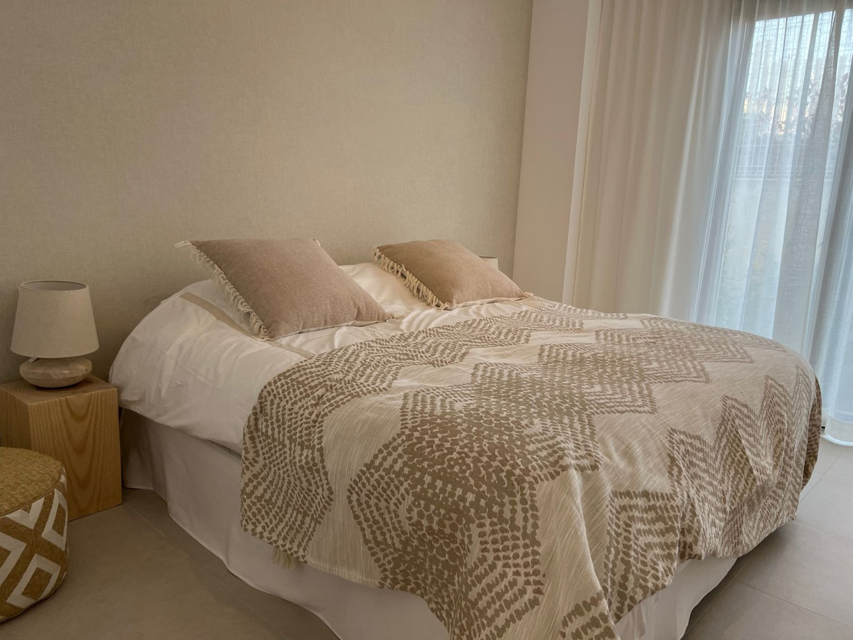 4 Bedroom Apartment in Estepona - Photo 21