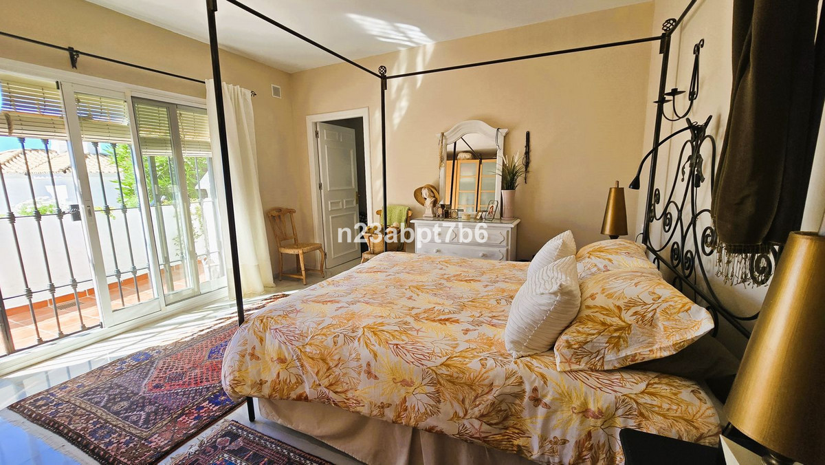 2 Bedroom Apartment in Benahavís - Photo 12