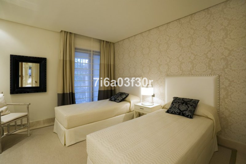 3 Bedroom Apartment in Estepona - Photo 5