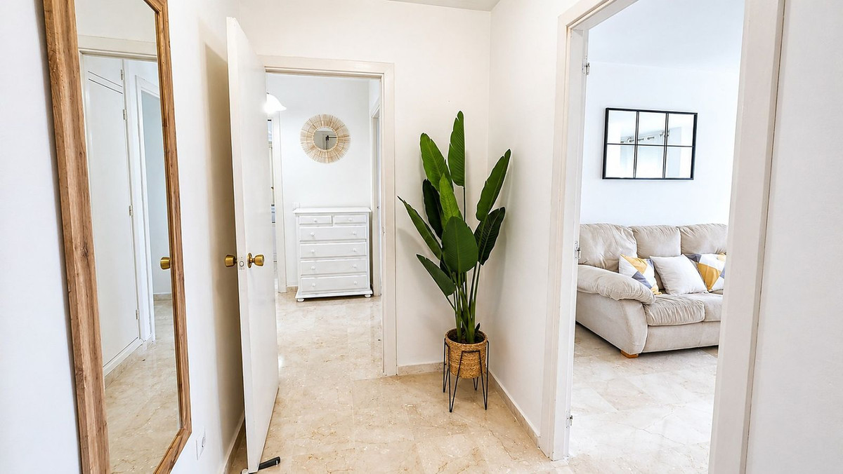2 Bedroom Apartment in Estepona - Photo 17