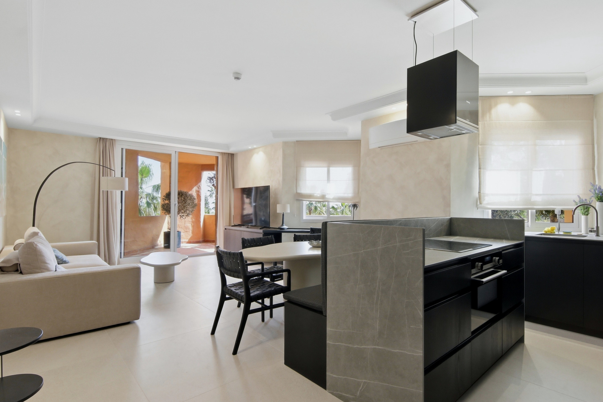 2 Bedroom Apartment in Estepona - Photo 3
