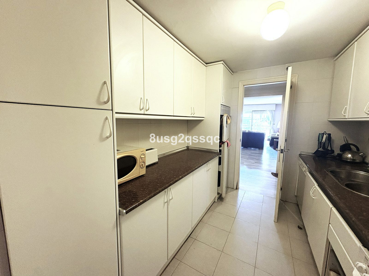 3 Bedroom Apartment in Estepona - Photo 9