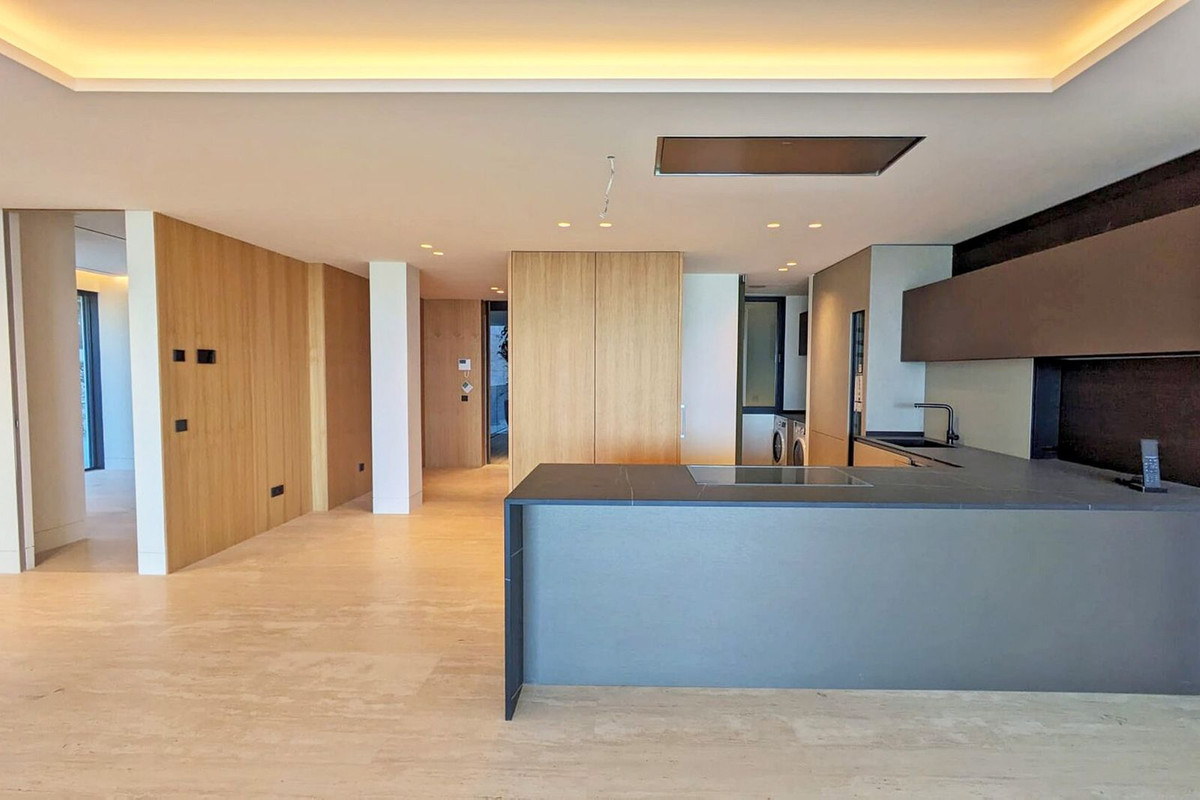 3 Bedroom Apartment in Estepona - Photo 10